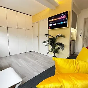 Apartment 10 Beachside Beauty Lux Steps From, Brighton
